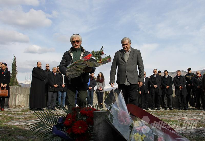 Preko uništenih ploča, položeni vijenci i cvijeće na Partizanskom spomen groblju