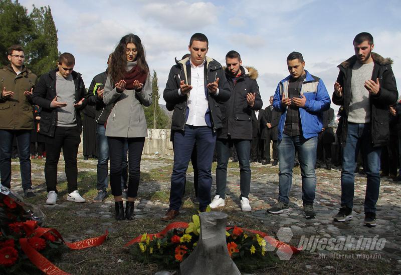 Polaganje cvijeće i vijenaca na Partizanskom spomen groblju u Mostaru - Preko uništenih ploča, položeni vijenci i cvijeće na Partizanskom spomen groblju