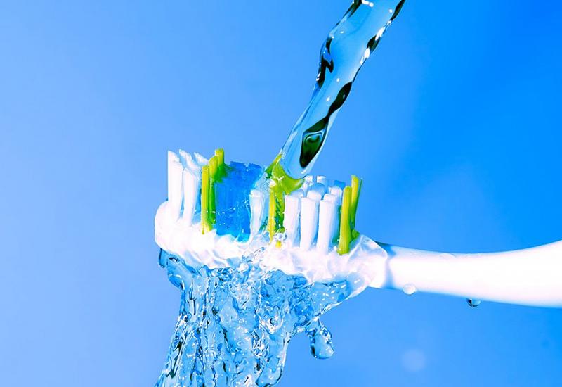 Znate li zašto nije dobro smočiti četkicu za zube prije stavljanja paste?