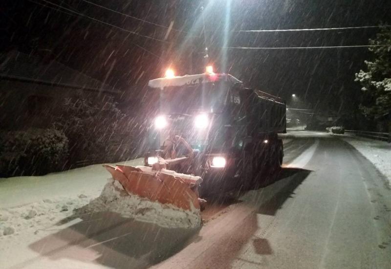 Zbog obilnog snijega zatvorena cesta prema Blidinju