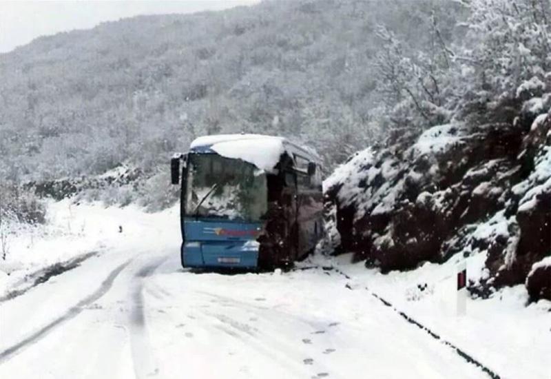 Autobus pun putnika naletio na svježi snijeg pa otklizao u stijene