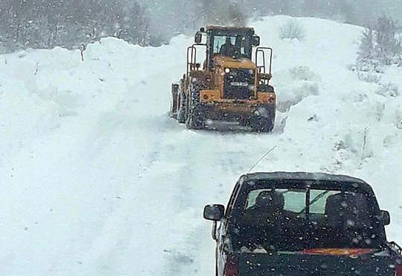 Snijeg na cesti - Snijeg usporio promet, zatvorena cesta prema Blidinju
