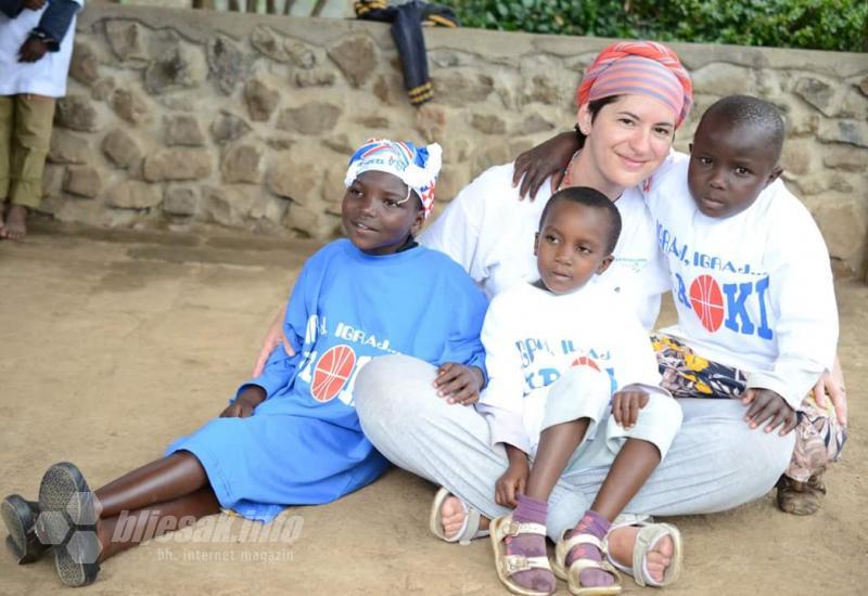 Josipa Galić s djecom u majicama HKK Široki - Upoznajte Širokobriježanku kojoj je Afrika postala drugi dom