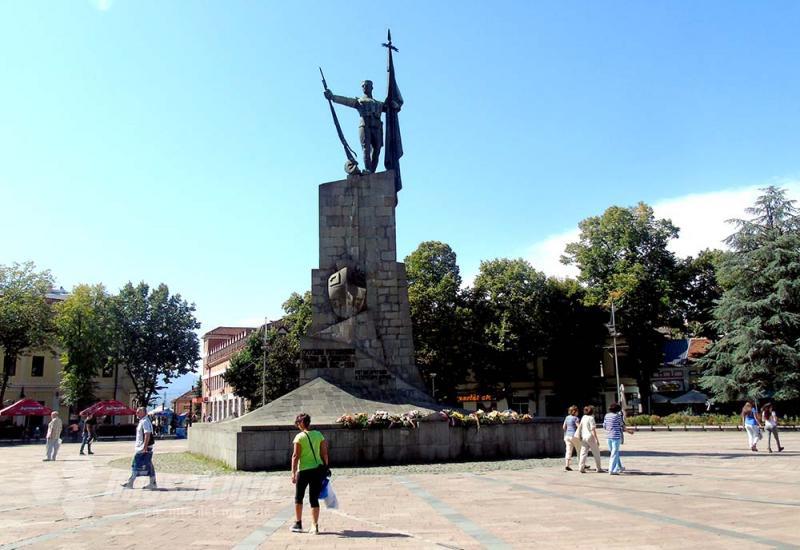 Spomenik srpskom vojniku - Kraljevo, grad jorgovana, krunisanih glava i mitskih manastira