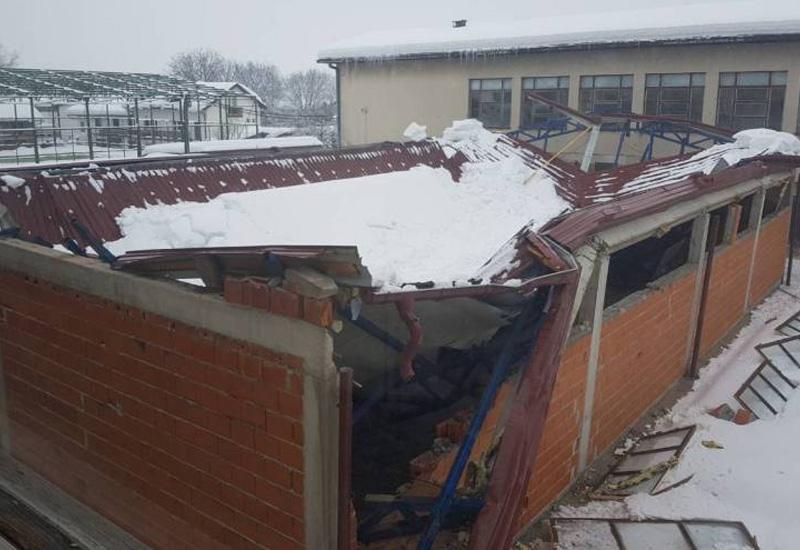 Snijeg srušio krov školske dvorane