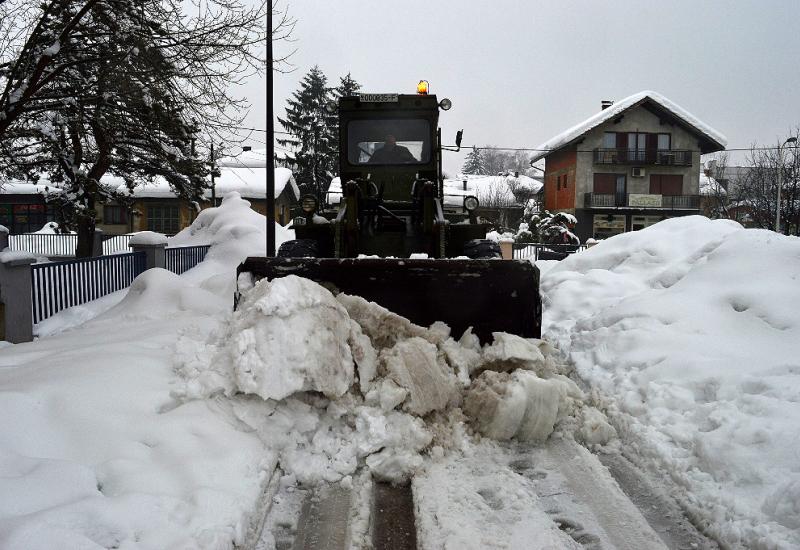 Vojska angažirana za čišćenje snijega