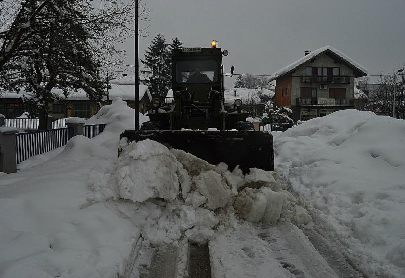BiH: Nove snježne padaline otežale prometovanje