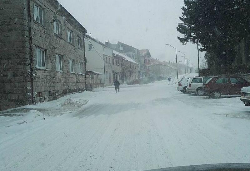 BiH: Snijeg otežava prometovanje 