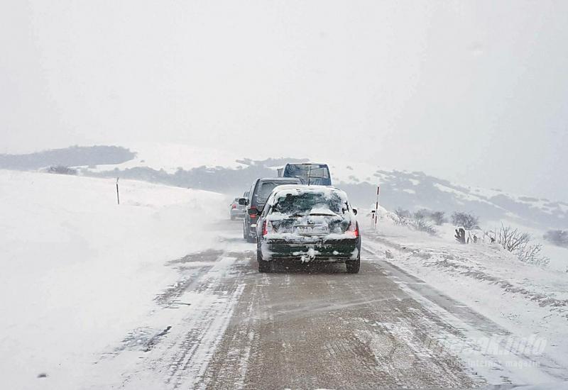 Kaos oko Šujice: Tegljači se prepriječili na cesti, jak vjetar stvara snježne nanose