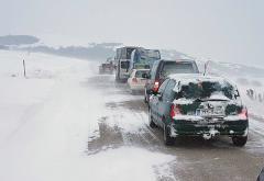 Kaos oko Šujice: Tegljači se prepriječili na cesti, jak vjetar stvara snježne nanose