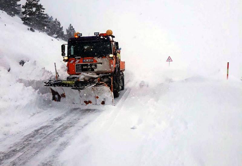 Cesta Rakitno - Blidinje - Kaos oko Šujice: Tegljači se prepriječili na cesti, jak vjetar stvara snježne nanose