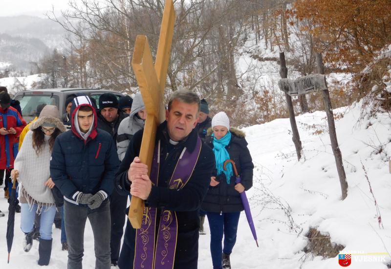 Ni snijeg i ni hladnoća nisu omeli vjernike na Putu križa u Uzdolu
