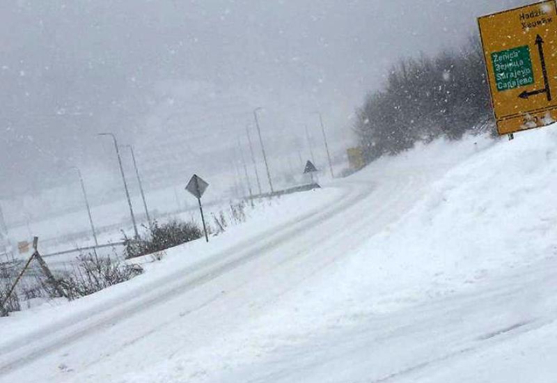 Snijeg stvara probleme u prometu - Zabrana teretnjacima na dionici Konjic - Sarajevo