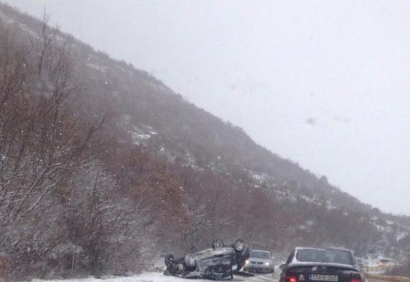 Hercegovina: Zbog snijega na cesti automobil završio na krovu