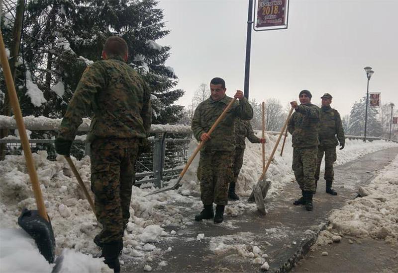 Vojska čisti Bihać od snijega