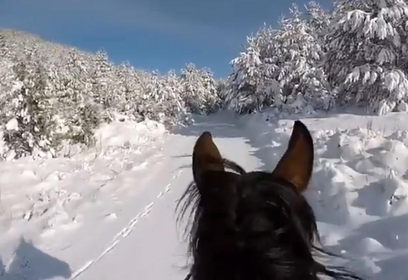 VIDEO | Kupreška zimska idila iz perspektive konjanika