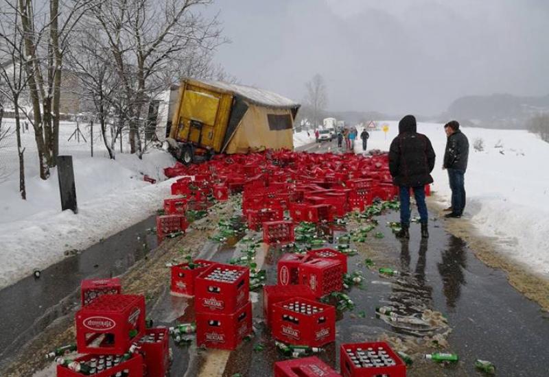 Rasula se piva po cesti :( - Prevrnuo se kamion pun piva i blokirao promet