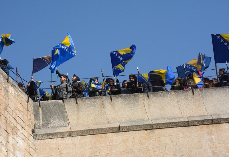 Mostarski osnovci šetnjom obilježili Dan neovisnosti - Mostarski osnovci šetnjom obilježili Dan neovisnosti
