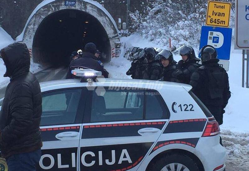 VIDEO | Prijevoj Ivan: Htio proći na silu, pa prosvjednici oborili stablo