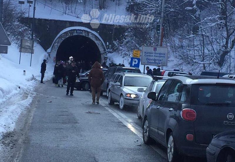 Sarajevska policija prevozi majke s malom djecom kroz blokadu na autocesti