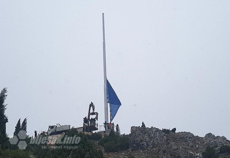 Jedna od najvećih zastava u zemlji vijori se iznad Mostara