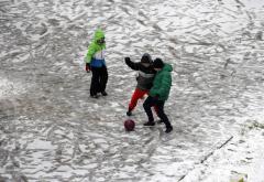Mostar: Djeca zaigrala nogomet, pravila snjegoviće i grudala se