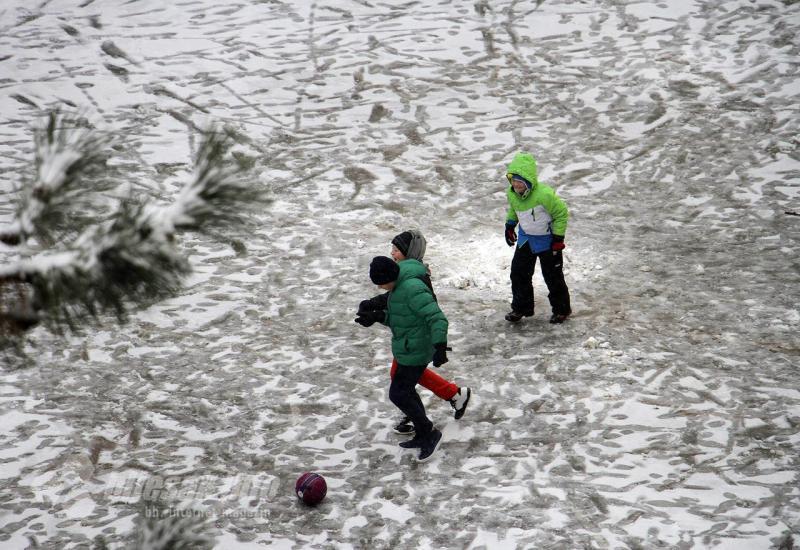 Djeca u Centru 2 igraju nogomet na snijegu - Snježne radosti u Mostaru: Djeca zaigrala nogomet, pravila snjegoviće i grudala se