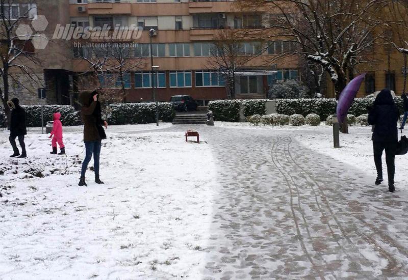 Snježne radosti u parku Zrinjevac - Snježne radosti u Mostaru: Djeca zaigrala nogomet, pravila snjegoviće i grudala se