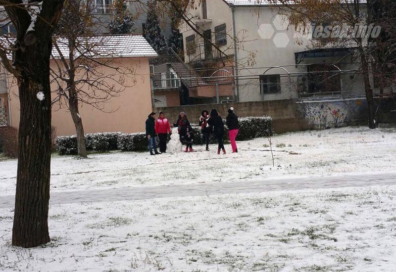Mostar: Djeca zaigrala nogomet, pravila snjegoviće i grudala se