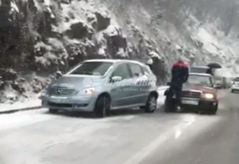 Sudar na Obilaznoj cesti u Širokom Brijegu - Snijeg izazvao prometni kaos u Širokom: Sudarilo se nekoliko automobila