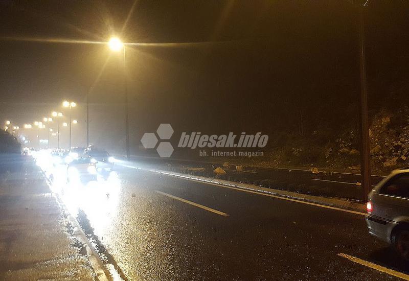 Mostar: Automobil se zabio u odron, dvije osobe ozlijeđene