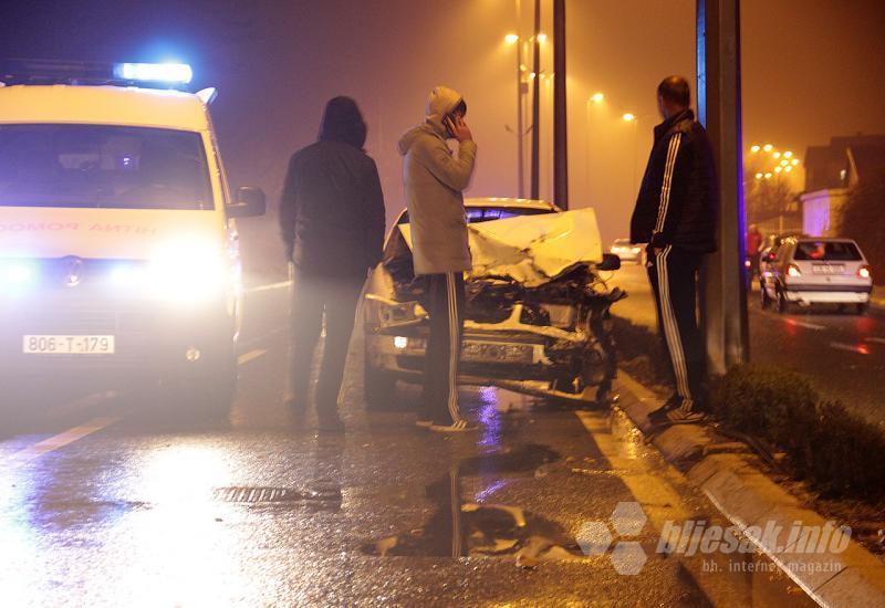 Mostar: Automobil se zabio u odron, dvije osobe ozlijeđene