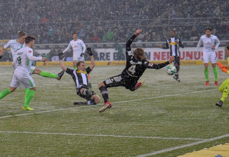 Zbog video tehnike: Borussia (M) i Werder igrali bijelom loptom na snijegu