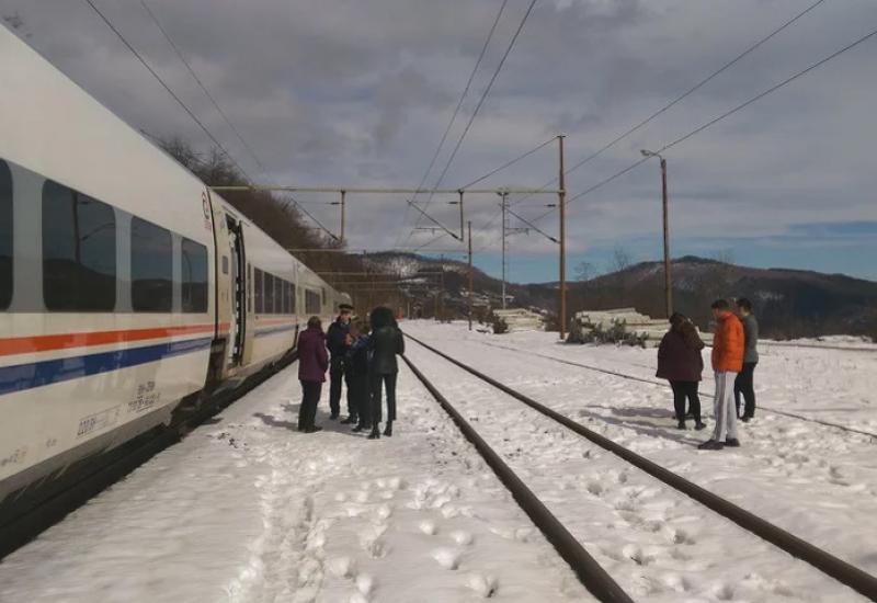 Mostar-Sarajevo: Vlak zapeo u snijegu, putnici se satima smrzavali