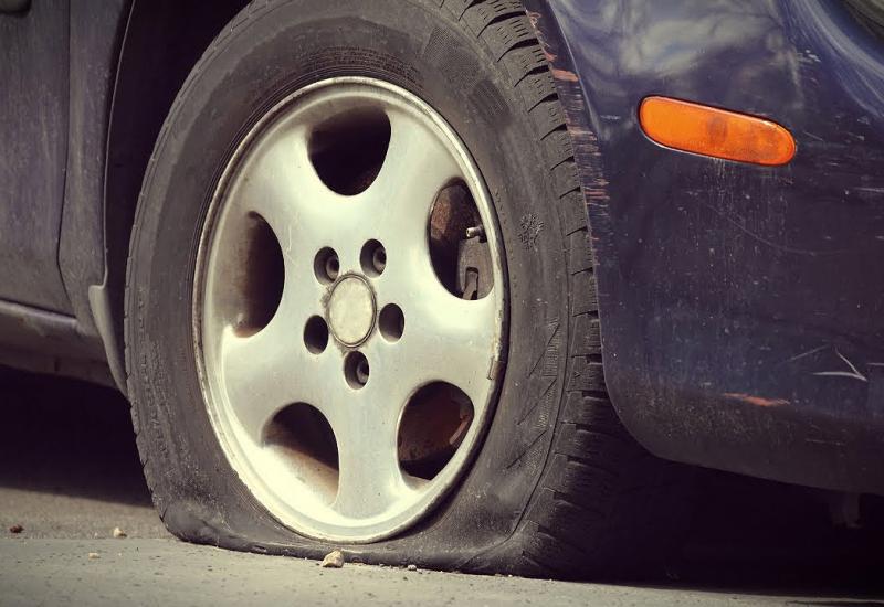 Izbušene gume, razbijena stakla: Oštećena vozila Vlade 
