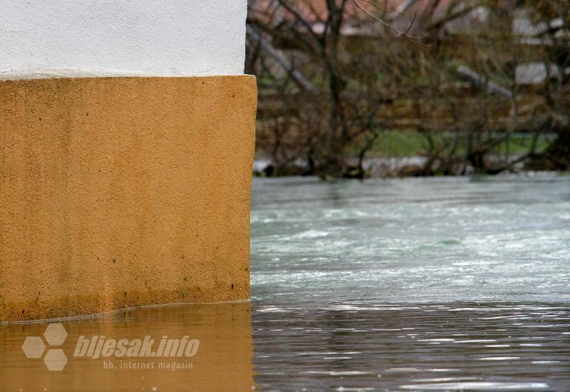 Mostar: Rijeka se izlila na cestu
