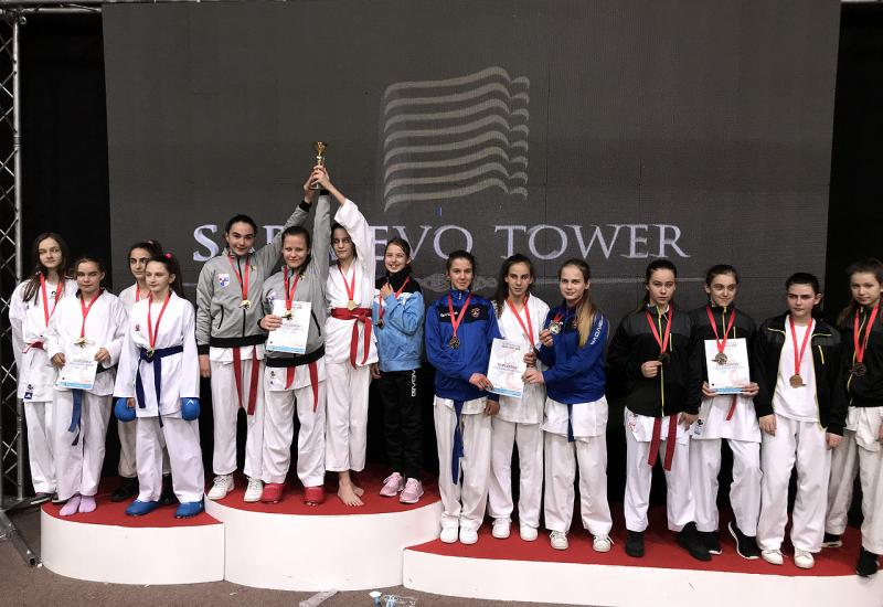 Mlađe kadetkinje Karate kluba Široki Brijeg ekipne prvakinje