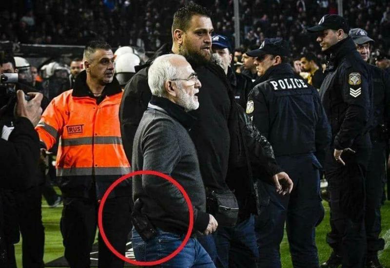 Predsjednik PAOK-a Savvidis uletio s pištoljem na travnjak!
