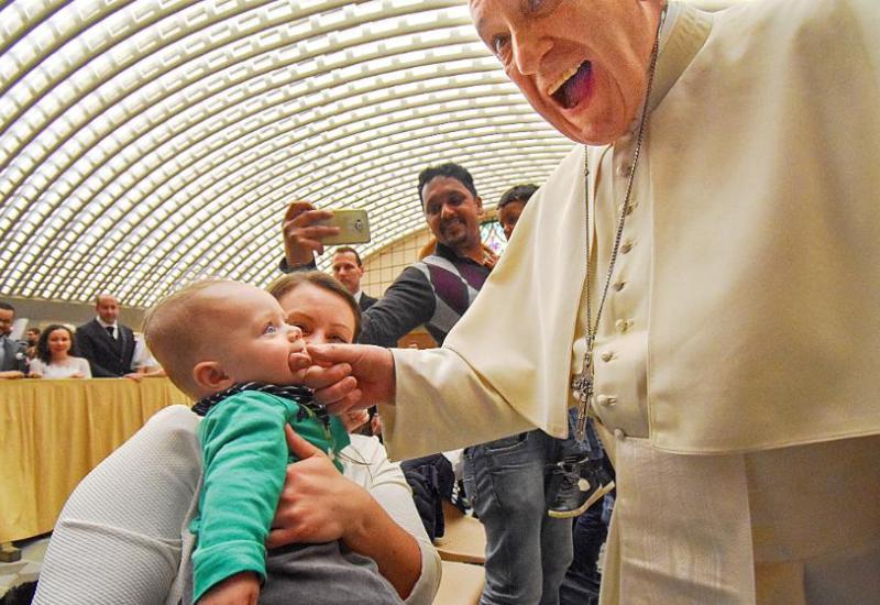 Vatikan: Karl Friedrich ugrizao papu Franju za prst!