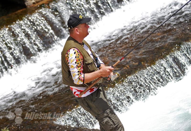 Ribič na rijeci Lištici - Poznat početak ribolovne sezone u Širokom Brijegu
