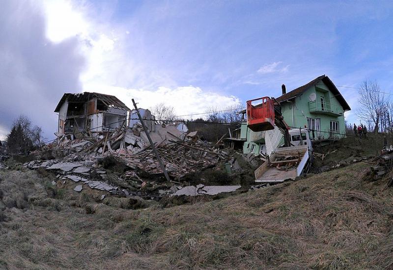 Strašni prizori urušavanja kuća u Hrvatskoj Kostajnici