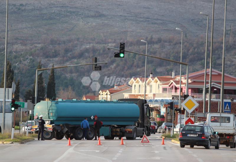 Čapljina: Cisterna zbog puknuća trapa obustavila promet na magistrali