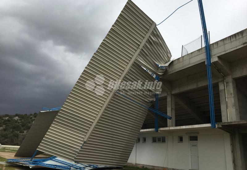 Snažan vjetar u potpunosti uništio krov na stadionu GOŠK-a
