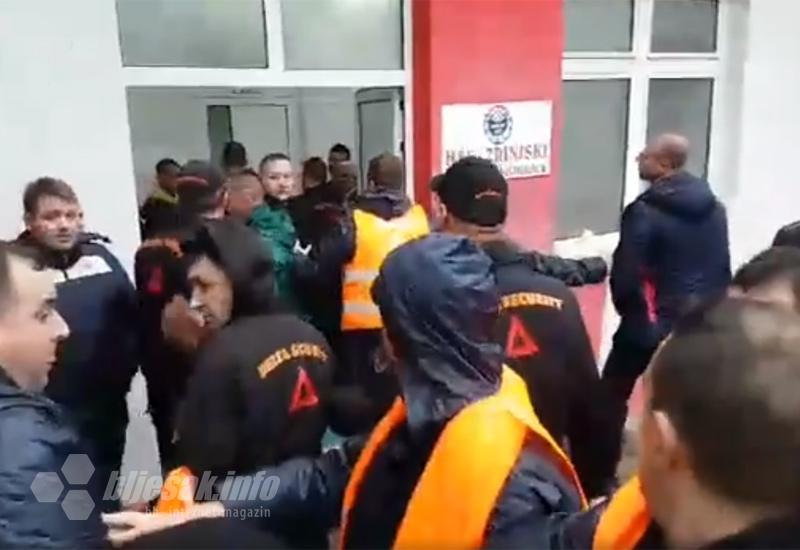Naguravanje nakon utakmice u Mostaru - VIDEO | Nakon utakmice fizički napadnuti suci susreta u Mostaru