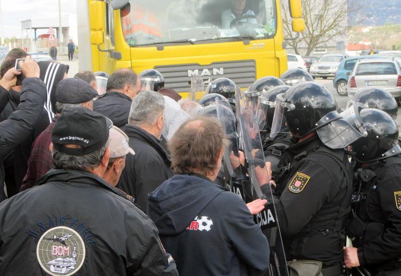 Prosvjed branitelja u Ljubuškom - Ljubuški: Branitelji pred policijom brane uhićenog kolegu