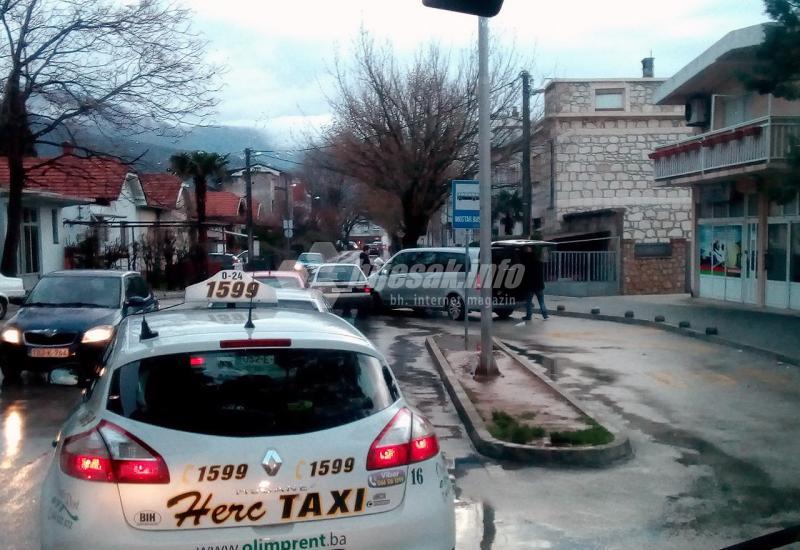 Lakša prometna nesreća u naselju Rudnik - Mostar: Sudar Vite i Passata