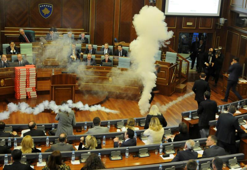 VIDEO | Bačeni suzavci u Skupštini Kosova 