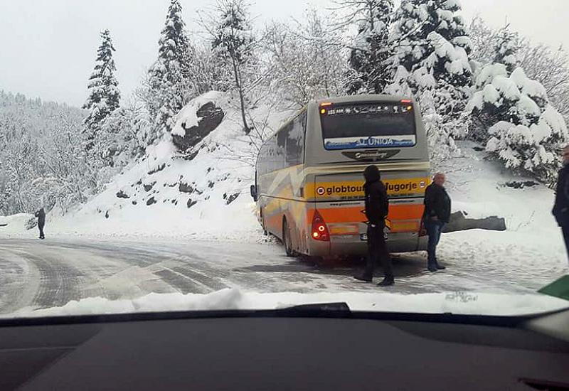 Autobus Globtoura se zabio u brdo