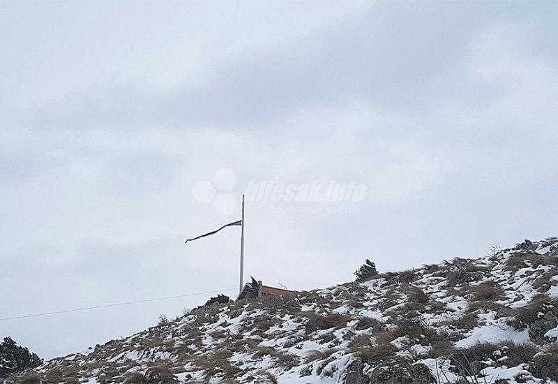 Zastava BiH na brdu Fortica iznad Mostara - Zastava BiH nad Mostarskom nije izdržala
