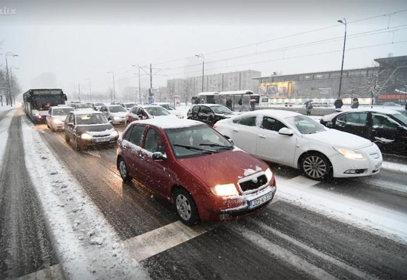 Snijeg izazvao prometni kolaps u glavnom gradu BiH